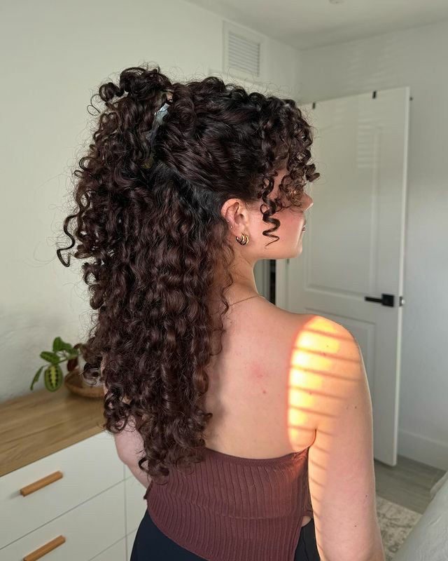 11. The Defined Curls for Old Money Hairstyles. Icon is deecurlthusiast on ig. Explore more old money aesthetic hairstyles on the blog. 