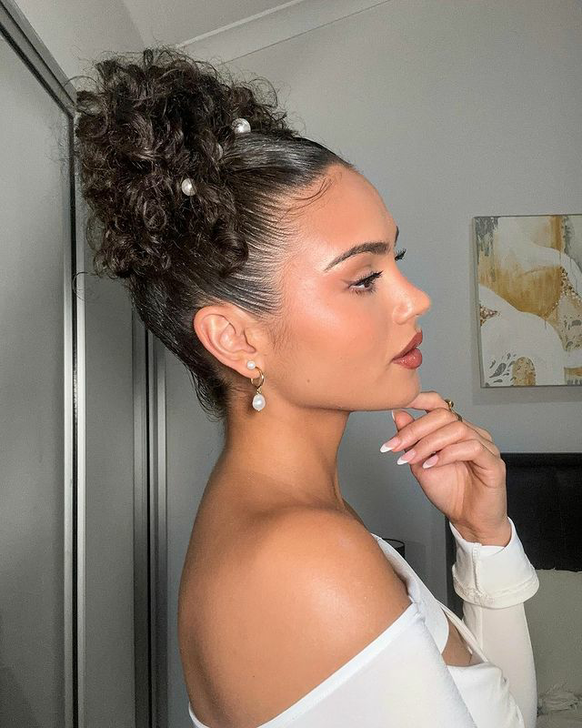 12. The Voluminous Updo for Old Money Hairstyles. Icon is oliviascanu on ig. Explore more old money aesthetic hairstyles on the blog. 