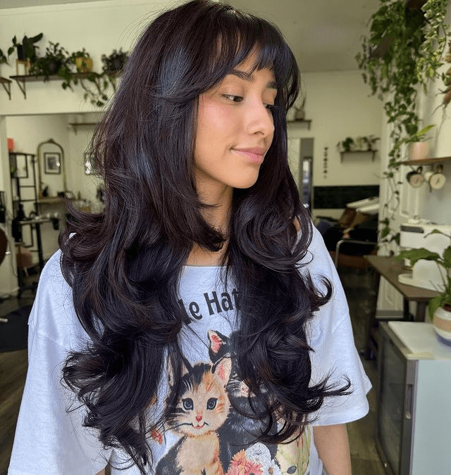 Long Summer Haircuts: 23. Soft-layered Curls by @angieedoesmyhair. Click here for more summer haircut ideas!