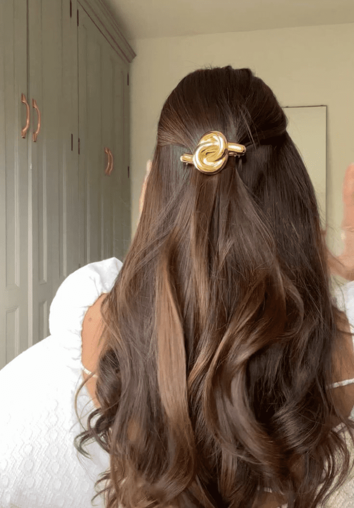 Credits to Amberrosepeakehair on Pinterest. Click here to learn more on how to channel the old money hairstyles!