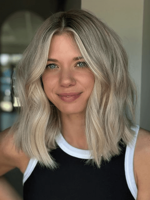 Wavy Blonde Lob with Face-framing Highlights